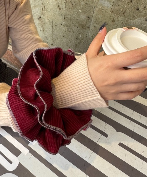 CIAOPANIC TYPY(チャオパニックティピー)の「lilコーデュロイボリュームシュシュ(シュシュ・レディース・ブラウン/バーガンディー/アイボリー/ブラック・ONE SIZE)」の4枚目の写真