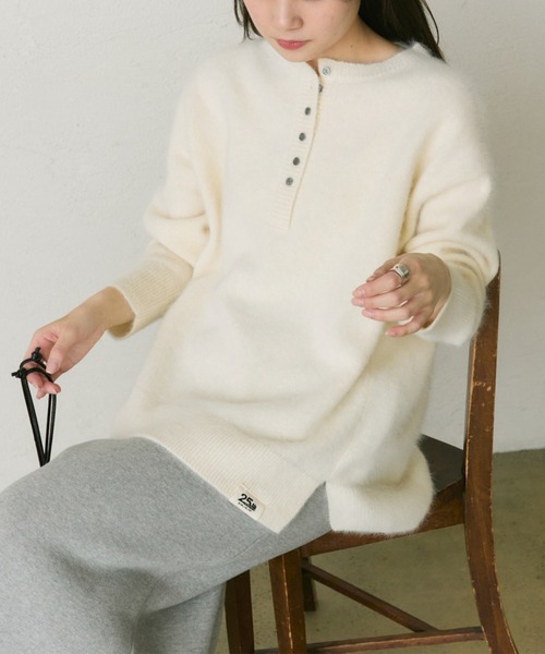 PUAL CE CIN(ピュアルセシン)の「FOX混ヘンリーネックニット(ニット/セーター・レディース・アイボリー/グレー・FREE)」の2枚目の写真