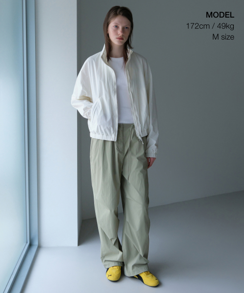 MUSINSA STANDARD WOMAN（ムシンサスタンダードウーマン）の「ウィメンズオーバーサイズハイネックウインドブレーカージャケット[アイボリー]（ナイロンジャケット・レディース・その他・SMALL/MEDIUM/X-SMALL/LARGE）」の2枚目の写真