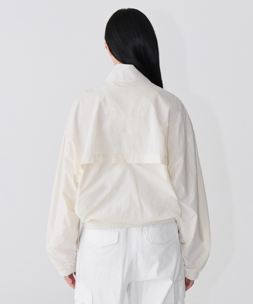 MUSINSA STANDARD WOMAN（ムシンサスタンダードウーマン）の「ウィメンズオーバーサイズハイネックウインドブレーカージャケット[アイボリー]（ナイロンジャケット・レディース・その他・SMALL/MEDIUM/X-SMALL/LARGE）」の4枚目の写真