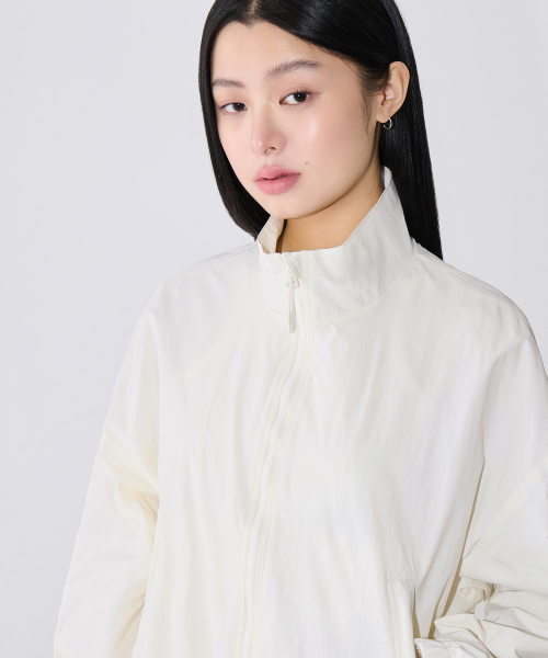 MUSINSA STANDARD WOMAN（ムシンサスタンダードウーマン）の「ウィメンズオーバーサイズハイネックウインドブレーカージャケット[アイボリー]（ナイロンジャケット・レディース・その他・SMALL/MEDIUM/X-SMALL/LARGE）」の5枚目の写真