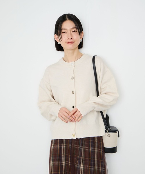 Mac-House(マックハウス)の「Idnes アソートビジューボタン ヤクライククルーネックカーディガン(カーディガン/ボレロ・レディース・ライトグレー/アイボリー/ブラック・FREE)」の1枚目の写真
