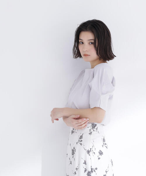 NATURAL BEAUTY BASIC(ナチュラルビューティーベーシック)の「<接触冷感>◇ベーシックTシャツ フォルムスリーブ(Tシャツ/カットソー・レディース・ブラック/オフホワイト/グレー・FREE)」の3枚目の写真