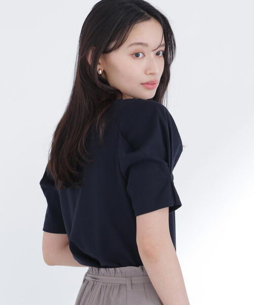 NATURAL BEAUTY BASIC(ナチュラルビューティーベーシック)の「<接触冷感>◇ベーシックTシャツ フォルムスリーブ(Tシャツ/カットソー・レディース・ブラック/オフホワイト/グレー・FREE)」の2枚目の写真