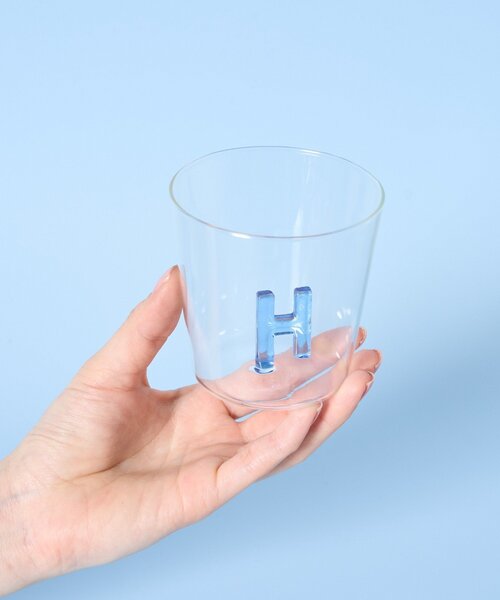 BIRTHDAY BAR（バースデイバー）の「Kindly Yours glass cup　イニシャルグラス（グラス/マグカップ/タンブラー・レディース・オレンジ/ブルー/ブルー系その他/オレンジ系その他/ブルー系その他2/オレンジ系その他2・0）」の2枚目の写真