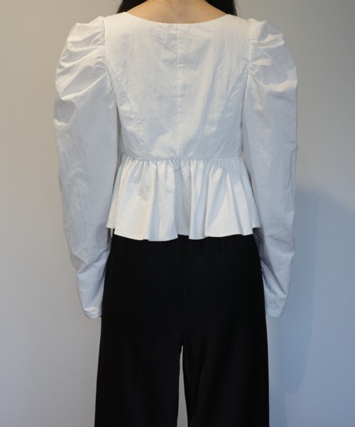 MIDWEST(ミッドウエスト)の「CLANE SHORT PEPLUM RIBBON TOPS(Tシャツ/カットソー・レディース・ブラック/ホワイト・1/2)」の3枚目の写真