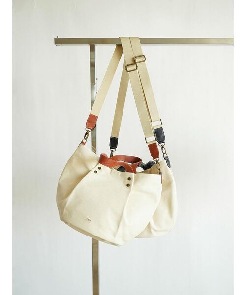 FIKA.(フィーカ)の「Canvas tuck 2way tote bag(beige×brown)(トートバッグ・レディース・アイボリー・FREE)」の3枚目の写真