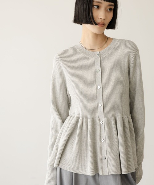 LOWRYS FARM（ローリーズファーム）の「ペプラムニットカーディガン　661234（カーディガン/ボレロ・レディース・アイボリー/ブラック/レッド/グレー・FREE）」の4枚目の写真