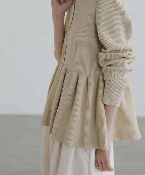 LOWRYS FARM（ローリーズファーム）の「ペプラムニットカーディガン　661234（カーディガン/ボレロ・レディース・アイボリー/ブラック/レッド/グレー・FREE）」の21枚目の写真