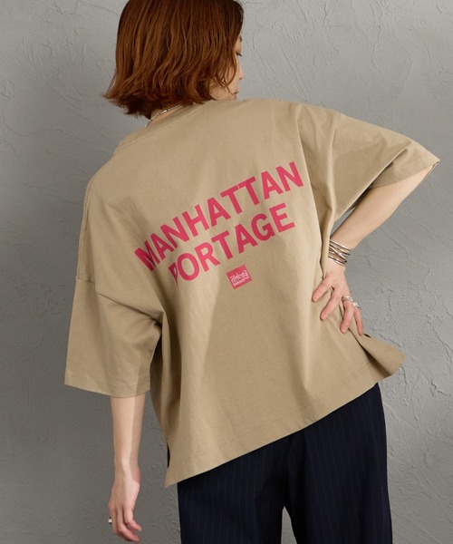 Manhattan Portage（マンハッタンポーテージ）の「[MANHATTAN PORTAGE/マンハッタンポーテージ] 別注 ショート丈 バックプリントTシャツ（Tシャツ/カットソー・レディース・ピンク/ホワイト/ネイビー/ベージュ・F）」の2枚目の写真