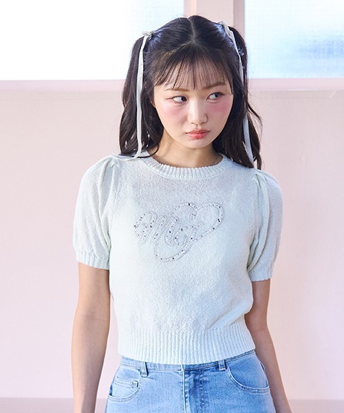 Mi-je(ミジェ)の「ビジューロゴ半袖ニット(ニット/セーター・レディース・ライトグリーン/アイボリー・F)」の2枚目の写真