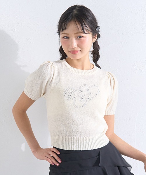 Mi-je(ミジェ)の「ビジューロゴ半袖ニット(ニット/セーター・レディース・ライトグリーン/アイボリー・F)」の1枚目の写真