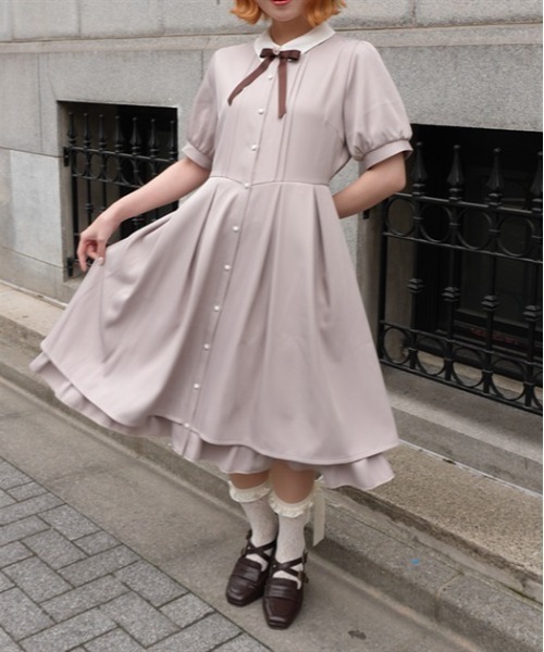 axes femme POETIQUE（アクシーズファムポエティック）の「ブローチ付きバイカラーＯＰ（ワンピース・レディース・グレイッシュベージュ/ブラック/ネイビー・MEDIUM）」の20枚目の写真
