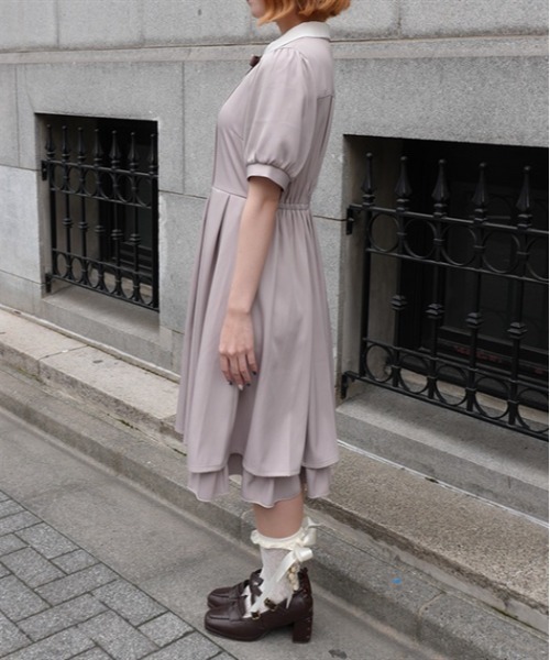 axes femme POETIQUE（アクシーズファムポエティック）の「ブローチ付きバイカラーＯＰ（ワンピース・レディース・グレイッシュベージュ/ブラック/ネイビー・MEDIUM）」の21枚目の写真