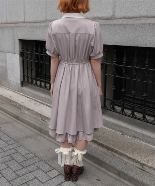 axes femme POETIQUE（アクシーズファムポエティック）の「ブローチ付きバイカラーＯＰ（ワンピース・レディース・グレイッシュベージュ/ブラック/ネイビー・MEDIUM）」の22枚目の写真
