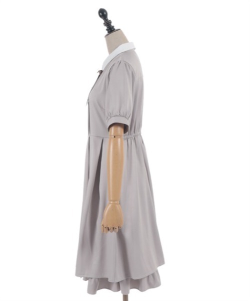 axes femme POETIQUE（アクシーズファムポエティック）の「ブローチ付きバイカラーＯＰ（ワンピース・レディース・グレイッシュベージュ/ブラック/ネイビー・MEDIUM）」の15枚目の写真