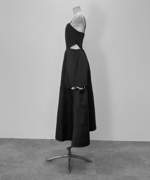LVEU.（ラブユ.）の「【LVEU.】リングスリットデザインワンピース / キャミワンピ 2way ロング スリット カットアウト リング シルバー アシンメトリー フレア モード ブラック（ドレス・レディース・ブラック・FREE）」の12枚目の写真