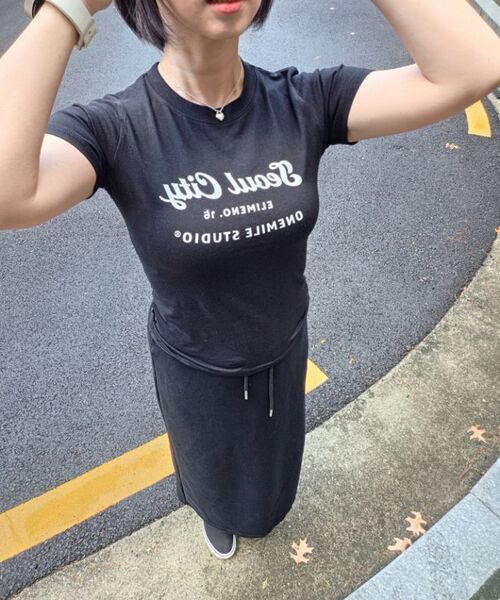 ELIMENO(エリメノ)の「EL ソウルシティ スリムフィット 半袖Tシャツ 2カラー(Tシャツ/カットソー・レディース・ホワイト/ブラック・1/2/3)」の3枚目の写真