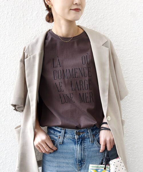 SHIPS(シップス)の「メルティ コットン プリント ロゴ フレンチスリーブ TEE(Tシャツ/カットソー・レディース・ブラウン/ホワイト/ダークグレー・ONE SIZE)」の1枚目の写真