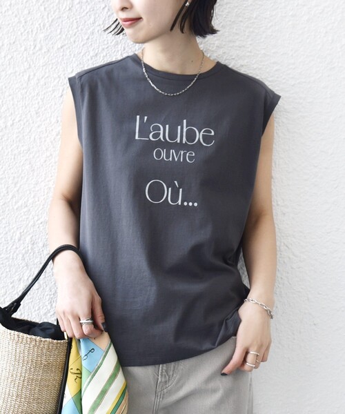 SHIPS(シップス)の「メルティ コットン プリント ロゴ フレンチスリーブ TEE(Tシャツ/カットソー・レディース・ブラウン/ホワイト/ダークグレー・ONE SIZE)」の3枚目の写真