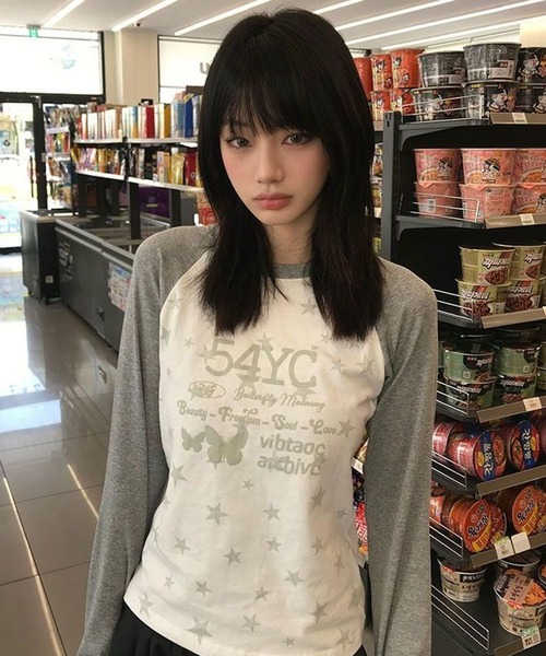 AsheKsha(アシクシャ)の「星柄の丸首長袖トップス(Tシャツ/カットソー・レディース・ホワイト・M)」の1枚目の写真