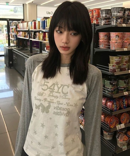 AsheKsha(アシクシャ)の「星柄の丸首長袖トップス(Tシャツ/カットソー・レディース・ホワイト・M)」の2枚目の写真