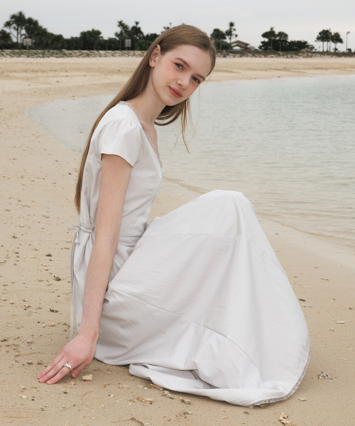 DEHEVE（デヘヴェ）の「V-Neck Flare Dress [Ash Beige]（ワンピース・レディース・ライトベージュ・OS）」の15枚目の写真