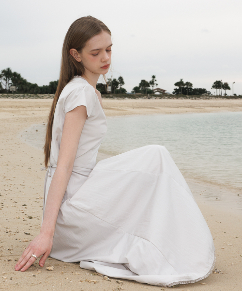 DEHEVE（デヘヴェ）の「V-Neck Flare Dress [Ash Beige]（ワンピース・レディース・ライトベージュ・OS）」の9枚目の写真