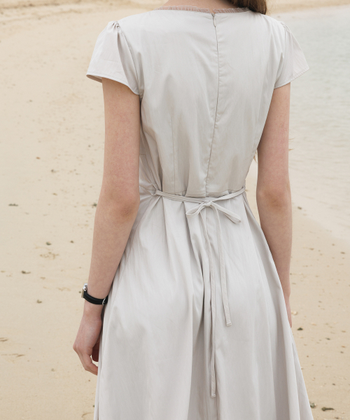 DEHEVE（デヘヴェ）の「V-Neck Flare Dress [Ash Beige]（ワンピース・レディース・ライトベージュ・OS）」の11枚目の写真