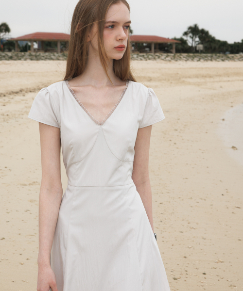 DEHEVE（デヘヴェ）の「V-Neck Flare Dress [Ash Beige]（ワンピース・レディース・ライトベージュ・OS）」の13枚目の写真