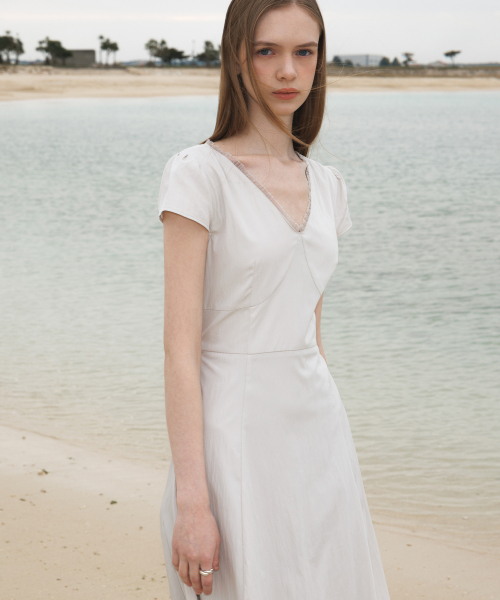 DEHEVE（デヘヴェ）の「V-Neck Flare Dress [Ash Beige]（ワンピース・レディース・ライトベージュ・OS）」の3枚目の写真