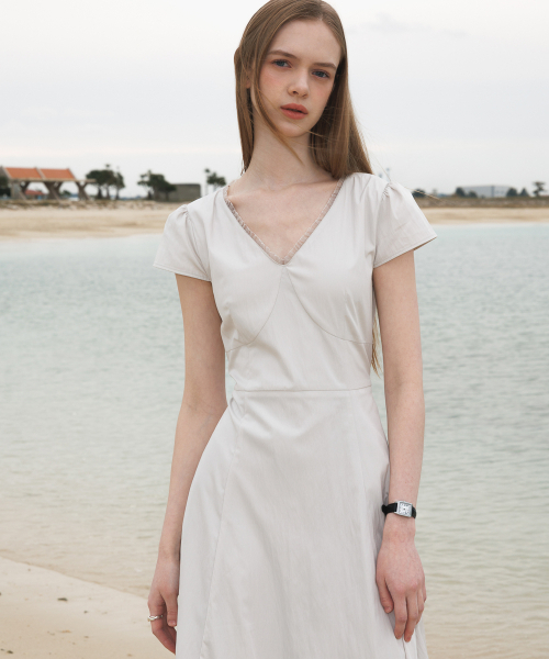 DEHEVE（デヘヴェ）の「V-Neck Flare Dress [Ash Beige]（ワンピース・レディース・ライトベージュ・OS）」の4枚目の写真