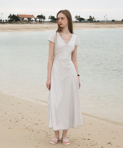 DEHEVE（デヘヴェ）の「V-Neck Flare Dress [Ash Beige]（ワンピース・レディース・ライトベージュ・OS）」の5枚目の写真