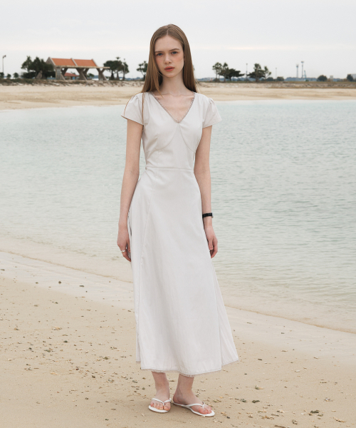 DEHEVE（デヘヴェ）の「V-Neck Flare Dress [Ash Beige]（ワンピース・レディース・ライトベージュ・OS）」の6枚目の写真