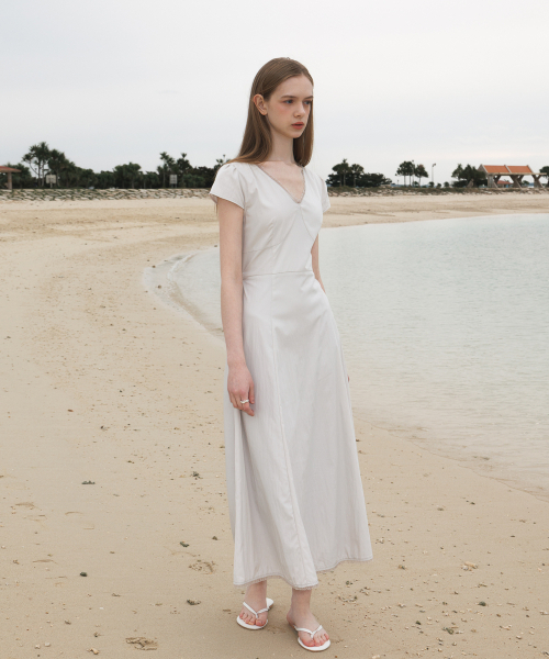DEHEVE（デヘヴェ）の「V-Neck Flare Dress [Ash Beige]（ワンピース・レディース・ライトベージュ・OS）」の7枚目の写真