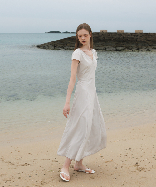 DEHEVE（デヘヴェ）の「V-Neck Flare Dress [Ash Beige]（ワンピース・レディース・ライトベージュ・OS）」の8枚目の写真