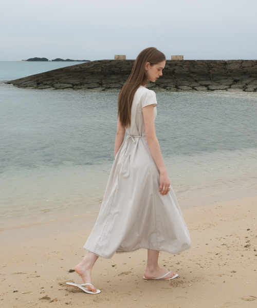 DEHEVE（デヘヴェ）の「V-Neck Flare Dress [Ash Beige]（ワンピース・レディース・ライトベージュ・OS）」の2枚目の写真