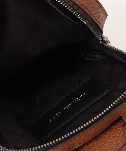 MICHAEL KORS(マイケルコース)の「HUDSON ダブルリング ジップ スリングパック ミディアム - MKシグネチャー(バックパック/リュック・メンズ・ブラウン系その他・FREE)」の8枚目の写真