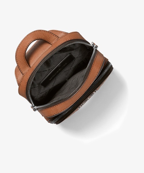 MICHAEL KORS(マイケルコース)の「HUDSON ダブルリング ジップ スリングパック ミディアム - MKシグネチャー(バックパック/リュック・メンズ・ブラウン系その他・FREE)」の3枚目の写真