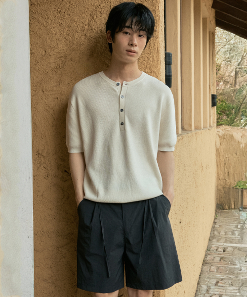 WEDNESDAY OASIS(ウェンズデーオアシス)の「ウォッシャブルミニマルヘンリーネックハーフニット_IVORY(WC26KN46)(ニット/セーター・メンズ・アイボリー・MEDIUM/LARGE/X-LARGE)」の2枚目の写真