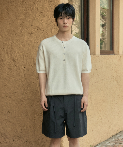WEDNESDAY OASIS(ウェンズデーオアシス)の「ウォッシャブルミニマルヘンリーネックハーフニット_IVORY(WC26KN46)(ニット/セーター・メンズ・アイボリー・MEDIUM/LARGE/X-LARGE)」の4枚目の写真