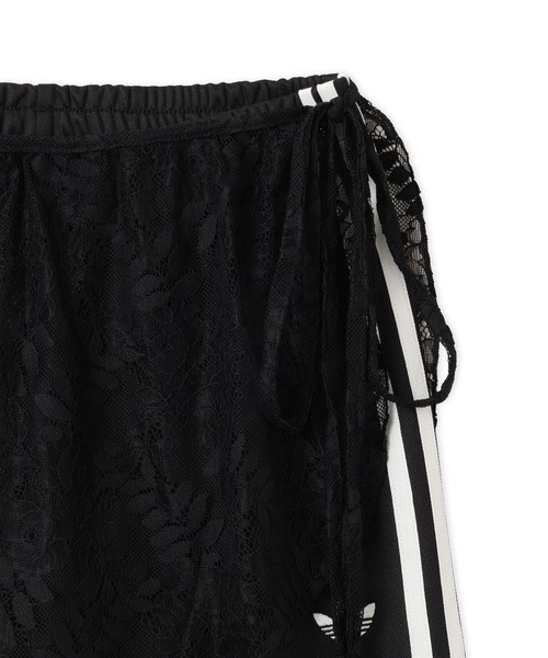 adidas(アディダス)の「adidas 2IN1 FIREBIRD LOOSE TRACK TROUSERS WITH LACE SKIRT / アディダス レーススカート付き 2イン1 ファイヤーバード ルーズ トラックパンツ(その他パンツ・レディース・ブラック・S/M/L)」の4枚目の写真