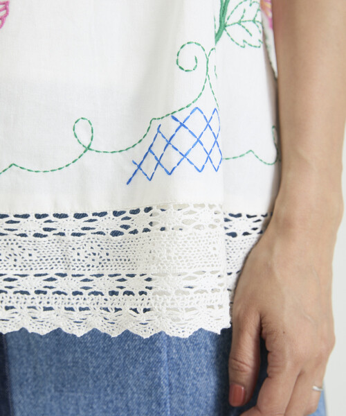 Freada(フリーダ)の「Freada/フリーダ インド 肩リボン 刺繍 リメイク風 キャミソール(キャミソール・レディース・ブラック/ホワイト・ONE SIZE)」の13枚目の写真