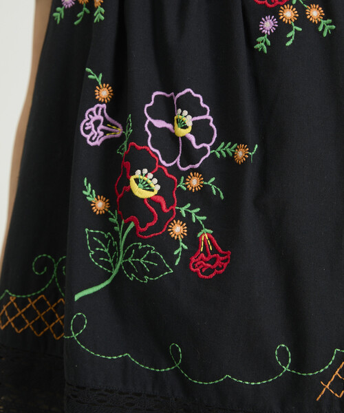 Freada(フリーダ)の「Freada/フリーダ インド 肩リボン 刺繍 リメイク風 キャミソール(キャミソール・レディース・ブラック/ホワイト・ONE SIZE)」の4枚目の写真
