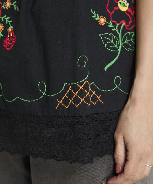 Freada(フリーダ)の「Freada/フリーダ インド 肩リボン 刺繍 リメイク風 キャミソール(キャミソール・レディース・ブラック/ホワイト・ONE SIZE)」の3枚目の写真