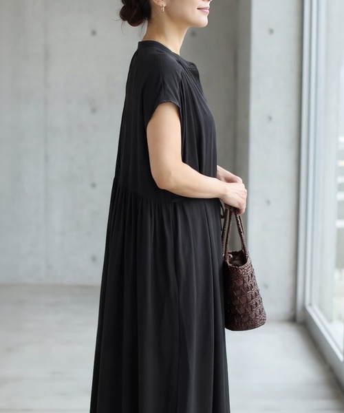 STYLE DELI(スタイルデリ)の「レーヨンバンドカラードレープワンピース(ワンピース・レディース・ブラック/ターコイズブルー・01/02)」の9枚目の写真