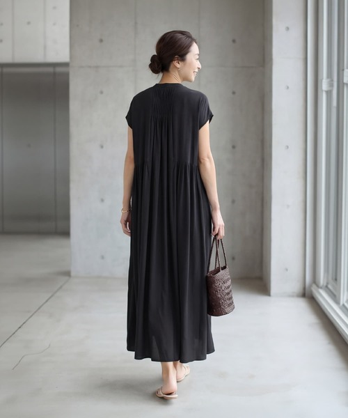 STYLE DELI(スタイルデリ)の「レーヨンバンドカラードレープワンピース(ワンピース・レディース・ブラック/ターコイズブルー・01/02)」の11枚目の写真