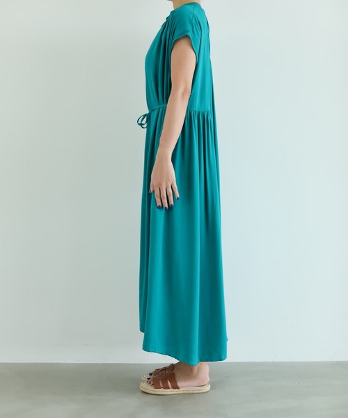 STYLE DELI(スタイルデリ)の「レーヨンバンドカラードレープワンピース(ワンピース・レディース・ブラック/ターコイズブルー・01/02)」の14枚目の写真