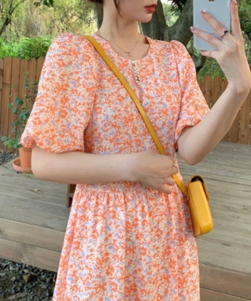 AMAJI(アマジ)の「ビジューカラー 総柄フラワー パフスリーブワンピース(ワンピース・レディース・オレンジ・MEDIUM/LARGE/X-LARGE)」の3枚目の写真