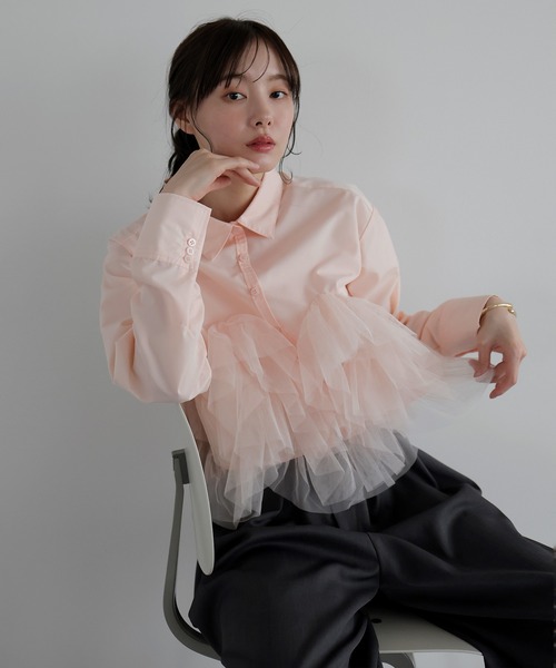 AMUU. PRECIEUSE(アムープレシューズ)の「フリルチュールドッキングシャツ(シャツ/ブラウス・レディース・オフホワイト/ブラック/ピンク・FREE)」の4枚目の写真